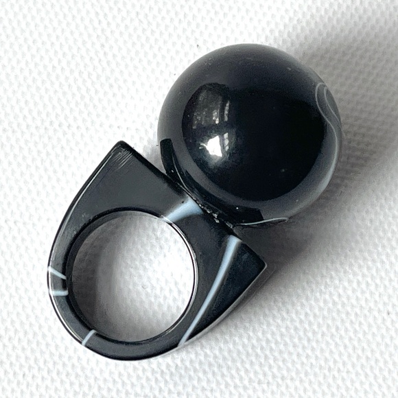 Vintage Size 6.75 Lucite Ring Chunky Ball Top White Black Swirl Statement Unisex - Picture 3 of 12